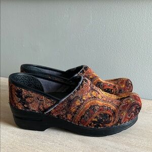 Dansko tapestry print 2010 Vintage y2k cottagecore comfort clogs women’s size 37